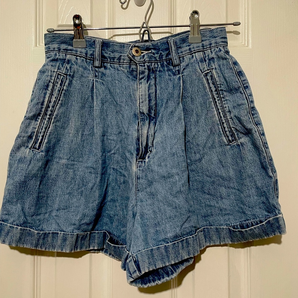 A vintage pair of high-waisted wide leg shorts💙